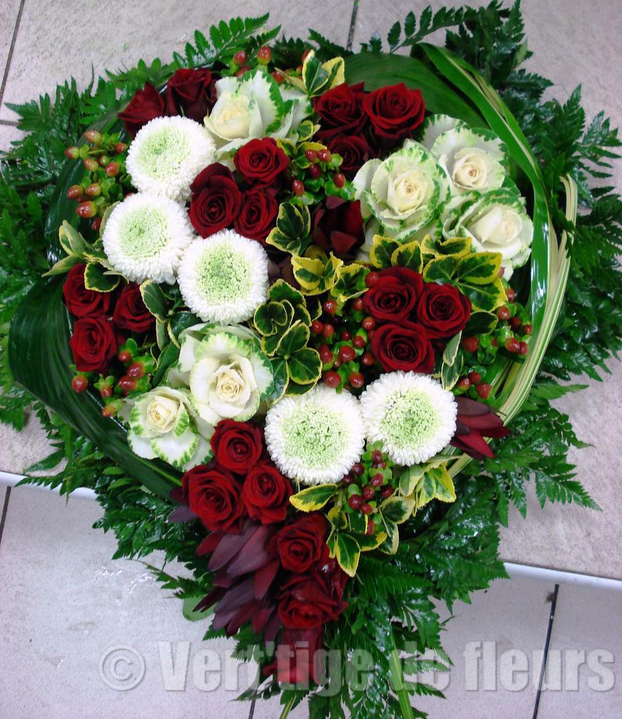 Coeur funeraire rose rouge rose blanche hypericum