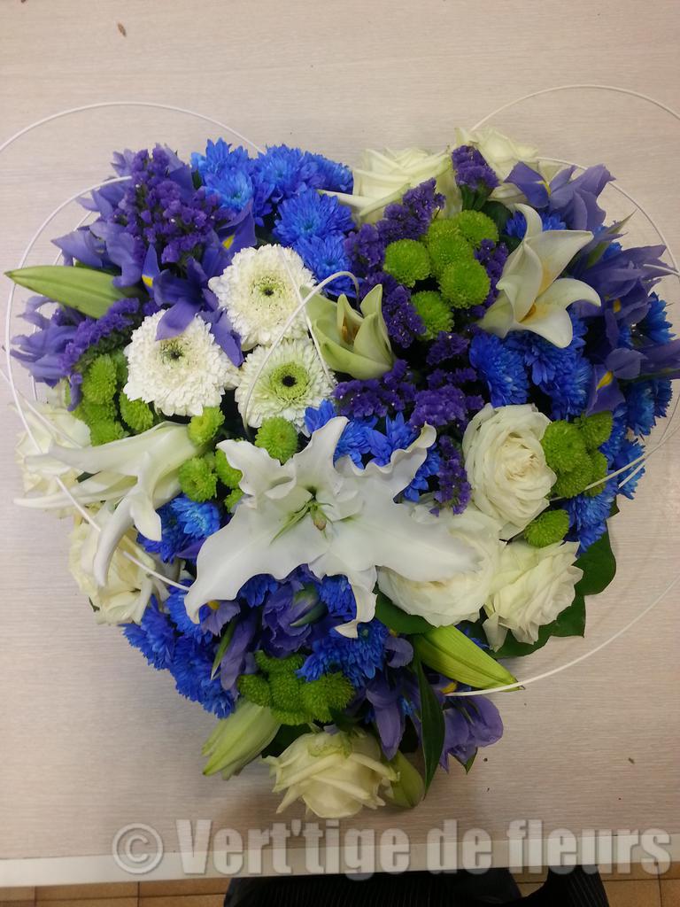 Coeur funeraire rose blanche iris bleu lys chrysanteme bleu