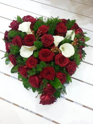 Coeur funeraire rose rouge et arum