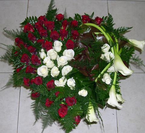 Coeur funeraire rose rouge et blanche et  calla